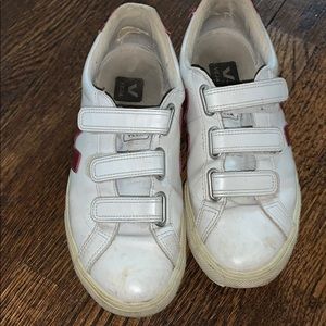 Women’s Velcro Veja Sneaker US8,EUR39. well worn